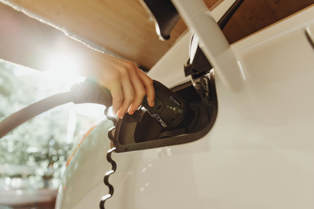 Punjenje električnog automobila kod apartmana na Krku