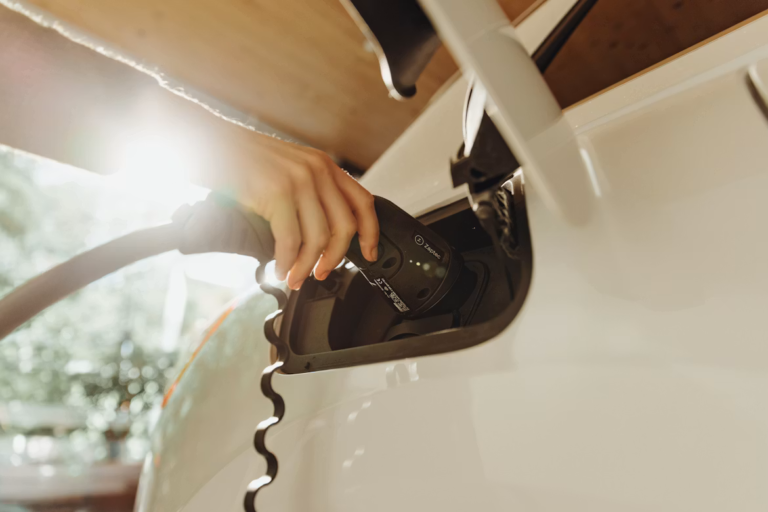 Punjenje električnog automobila kod apartmana na Krku